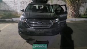 La Pintana: Carabineros detuvo a dos sujetos que circulaban en un vehículo que tenía encargo por robo