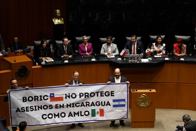 “Boric no protege asesinos en Nicaragua, como AMLO”: Senadores mexicanos desplegaron lienzo en plena sesión