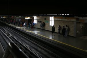 Metro de Santiago informó que servicio en Línea 2 se encuentra interrumpido