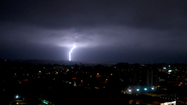 Riesgo de tormentas eléctricas en Santiago: Estas son las recomendaciones de Senapred