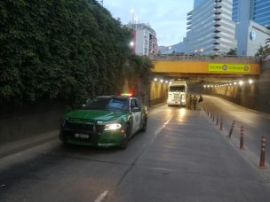 Camión quedó atrapado en paso bajo nivel de Providencia