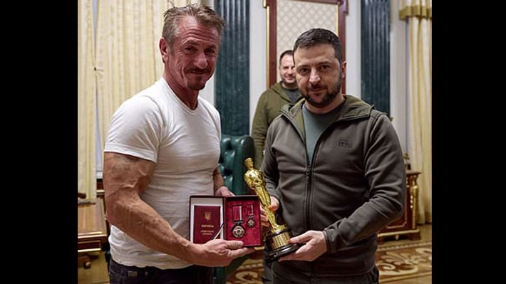 “Cuando ganes la guerra…”: Sean Penn le entregó su Oscar al Presidente de Ucrania