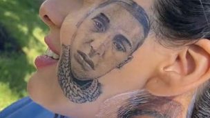 ¡Pero cómo! Tiktoker descubrió que su novio le fue infiel y se lo tatuó en la cara