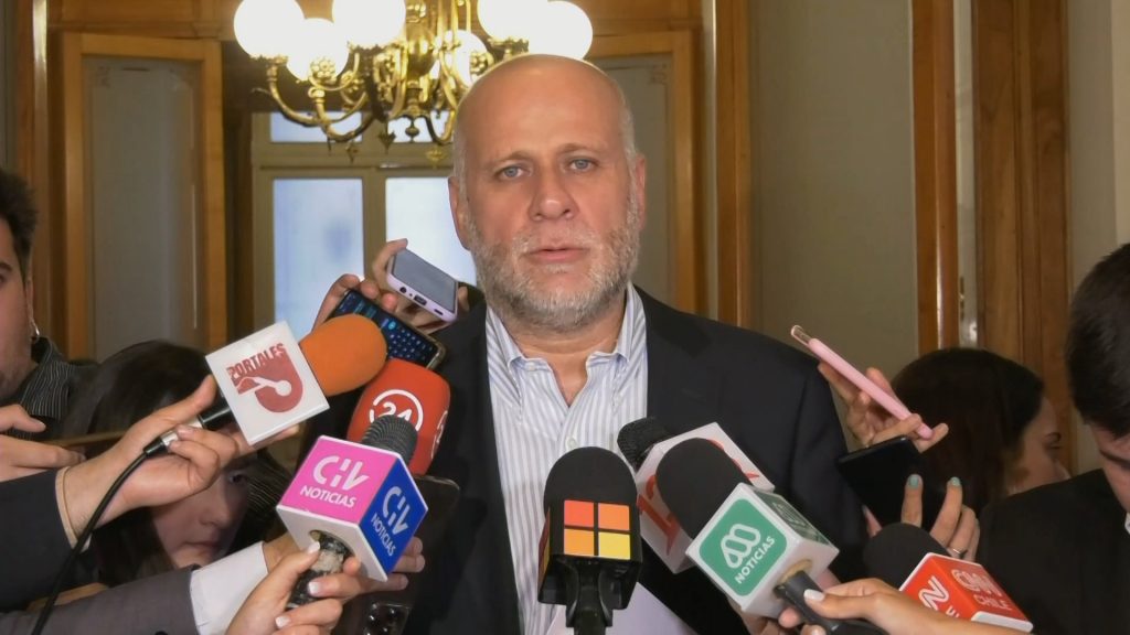 Senador Elizalde responde a críticas: “Quienes señalan que el acuerdo hay que desecharlo se olvidan del resultado del 4 de septiembre”