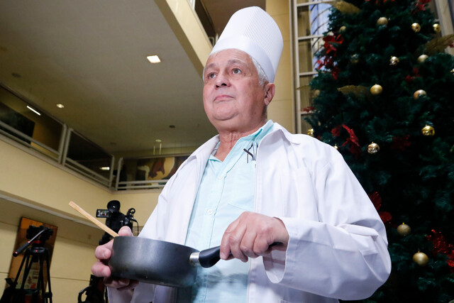 FOTOS | Diputado Palma llega disfrazado de “cocinero” al Congreso
