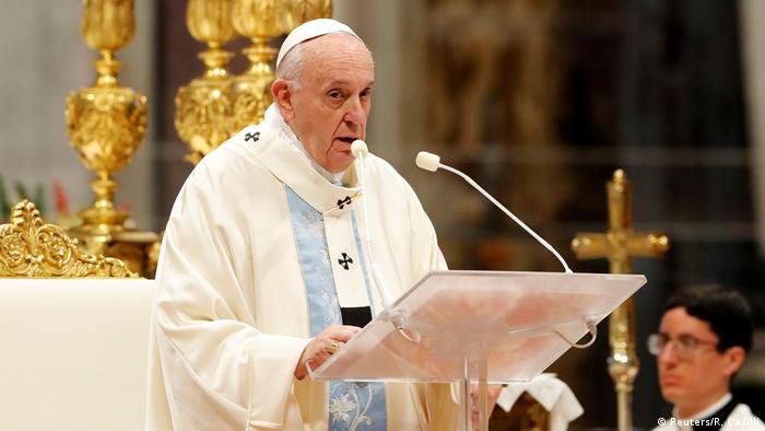 El Papa insta a la Iglesia a “purificarse del sentido de superioridad” y “del formalismo”