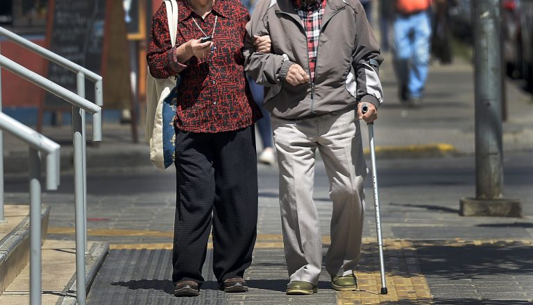 Caídas en adultos mayores: conoce las señales de alerta que pueden aparecer antes y cómo prevenirlas