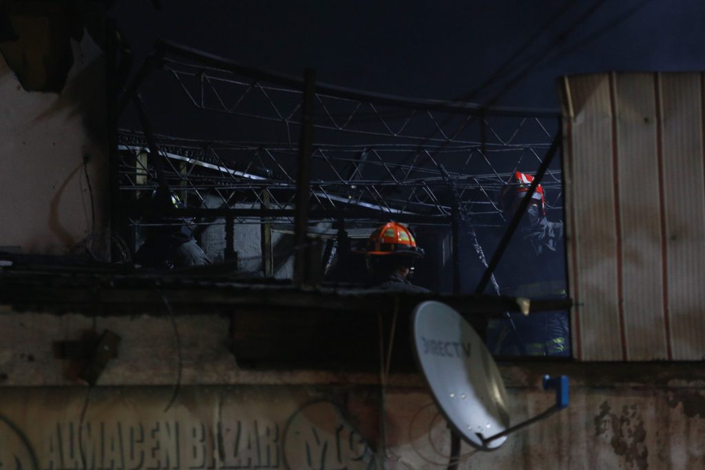 La Pintana: Incendio en inmueble provocó muerte de madre y su hijo de cuatro años