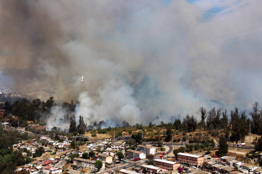 Alerta Roja en Quintero y Viña del Mar por incendios forestales que amenazan sectores habitados