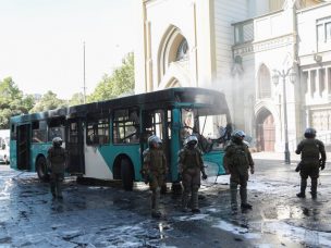 Encapuchados queman bus en la salida del Liceo de Aplicación