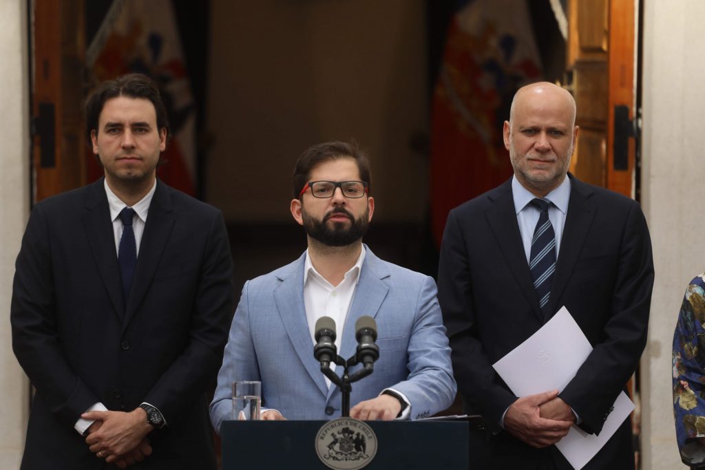 Cadem: Desaprobación del Presidente Boric cae un punto y un 55% cree que nuevo proceso constituyente será mejor que el anterior