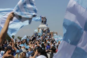 Hinchas argentinos arribaron hasta Plaza Italia para celebrar el tercer título mundial de su selección