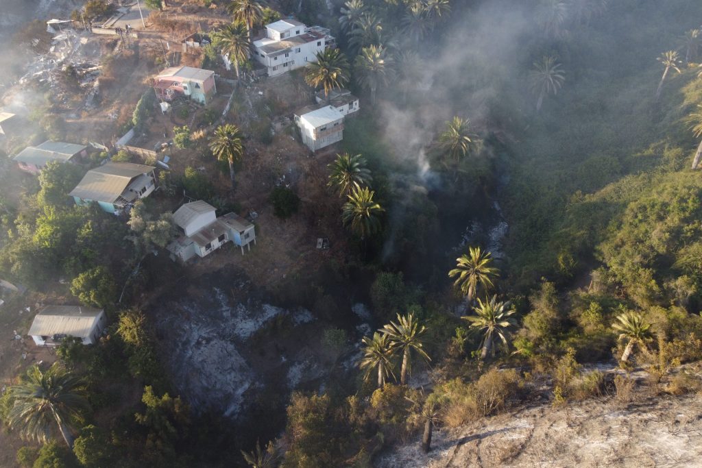 “Se quemaron casas porque no dejaron pasar”: Comandante de Bomberos denuncia que “familias se sacaban fotos” durante incendio de Viña del Mar