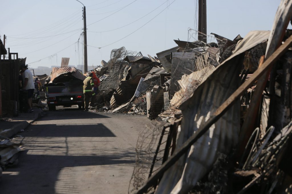 Gobierno: Casas definitivas para damnificados del megaincendio de Viña del Mar se entregarán en abril
