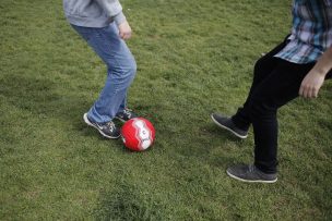 Joven muere apuñalado tras riña en cancha de futbolito en Río Bueno: Victimario se encuentra prófugo