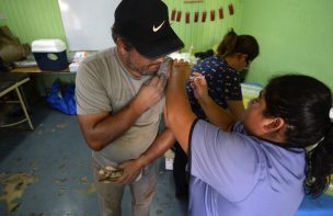 Anuncian entrega de medicamentos y vacunación contra el tétanos para afectados por incendio en Viña del Mar