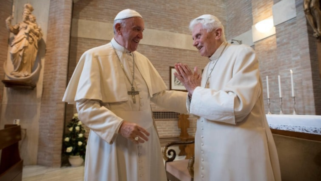 Benedicto XVI sigue “grave” pero “la situación en este momento es estable”: Papa Francisco renovó “su invitación a rezar por él”