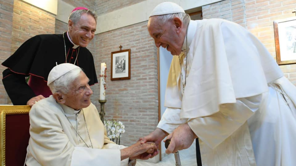 Papa Francisco pide una “oración especial” por Benedicto XVI: “Está muy enfermo”