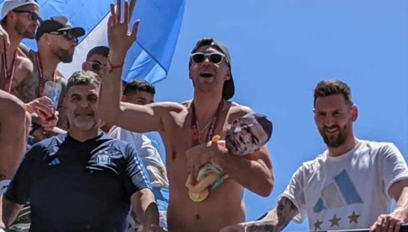 Polémico festejo: Dibu Martínez celebró con un muñeco con la cara de Mbappé