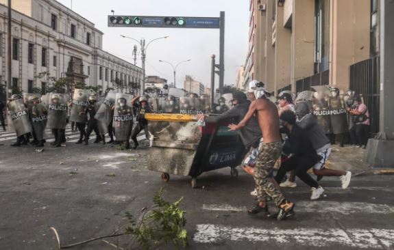 Perú: Policía confirmó el primer fallecido en protestas contra el nuevo gobierno