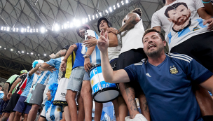 Hinchas argentinos festejaron en el estadio la eliminación de Brasil