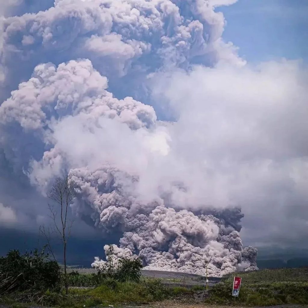 El aterrador registro de volcán en erupción en Indonesia: Evacúan a dos mil personas