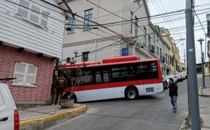 Nuevo bus para Valparaíso no cupo y quedó atrapado en Cerro Alegre