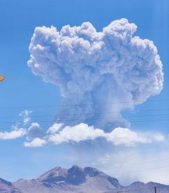 Se registra pulso eruptivo en Volcán Láscar en Región de Antofagasta: Macizo expulsó enorme columna de cenizas