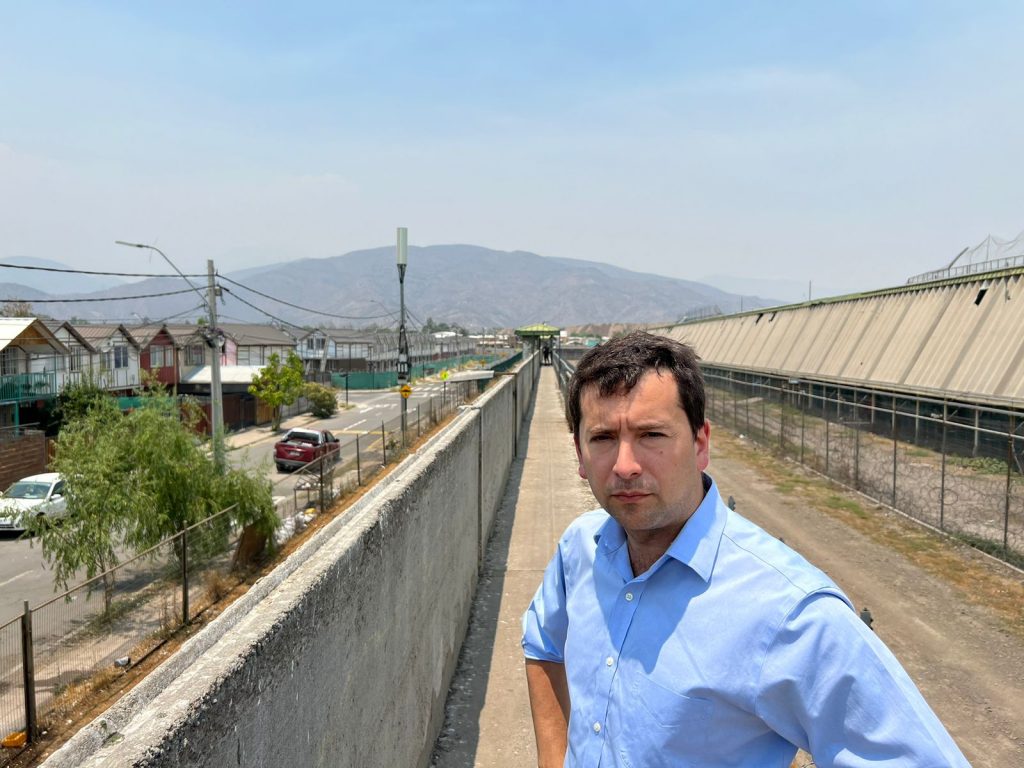 Diputado Araya denuncia instalación de antena celular en acceso a Cárcel Colina 2: “Esto es un atentado al sentido común”
