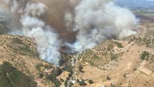 Alerta roja en Santa Cruz por incendio forestal que afecta al sector La Lajuela: Amenaza a viviendas