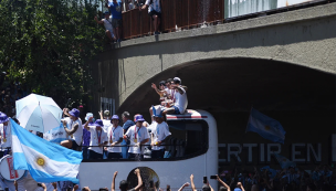 Terrible caída: fanático se lanzó al bus que trasladaba al plantel de Argentina desde un puente