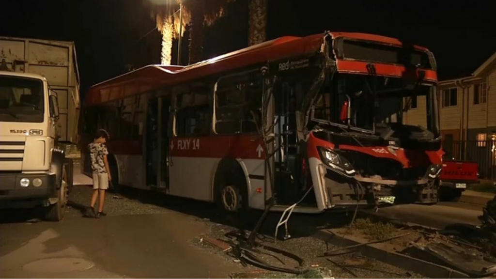 “Estaba en estado de ebriedad”: Conductor del Transantiago protagoniza choque en Maipú