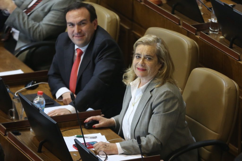 Diputados UDI citarán a comisión de Mujer al director de Gendarmería tras expulsar  a dos alumnas por polémico video bailando