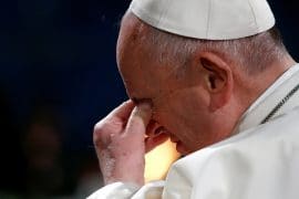 El Papa llora al recordar guerra en Ucrania