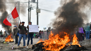 Miles de personas se toman el aeropuerto de Arequipa de Perú: Hay al menos cuatro heridos por disturbios