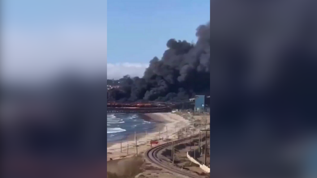 Incendio en Puerto de Ventanas: Más de 15 mil clientes sin suministro eléctrico en Quintero y 9 mil en Puchuncaví
