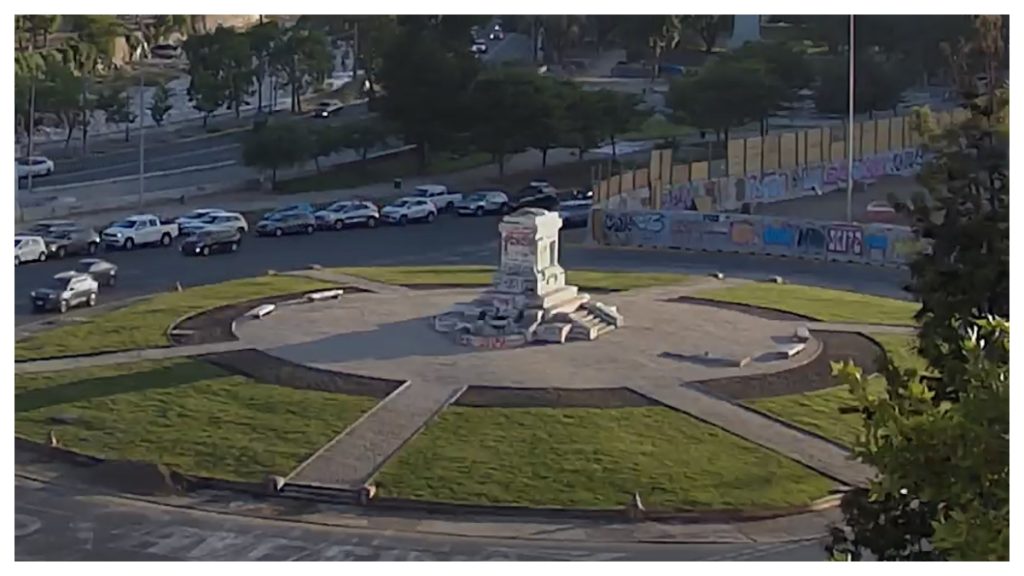 La rotonda de Plaza Baquedano muestra este viernes su nuevo rostro tras la plantación de pasto