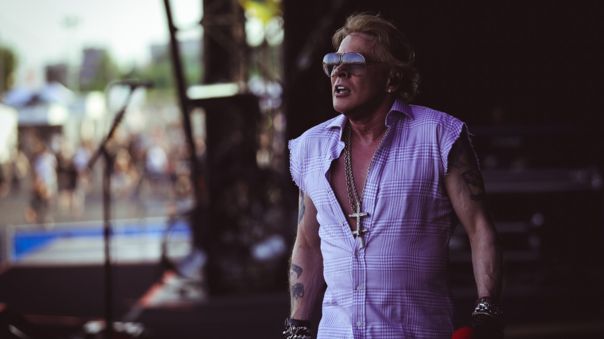 “De ahora en adelante nos…”: Axl Rose reaccionó a incidente que dejó a mujer con lesiones tras lanzar el micrófono