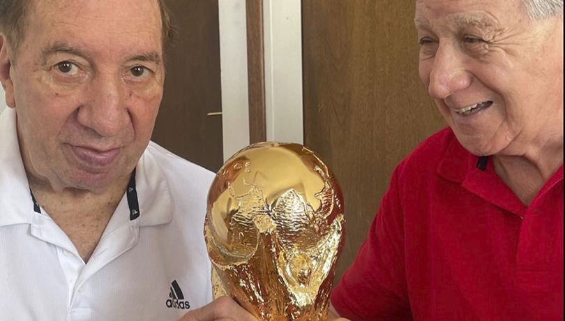 “Los campeones de nuestras vidas”: viralizan foto de Bilardo con la Copa del Mundo 2022
