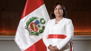 Dina Boluarte juró como nueva presidenta de Perú