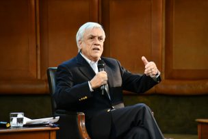 Estudiantes irrumpieron en acto de expresidente Piñera en UC