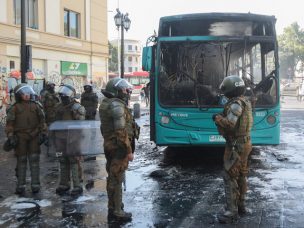 Delegada presidencial anunció querella por quema de bus en las cercanías del Liceo de Aplicación