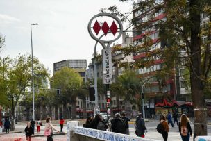 Metro reporta cierre de estación Baquedano en Línea 1 y Línea 5