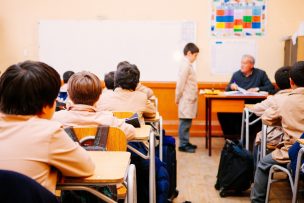 Experto analiza caso de niño que habla sólo inglés y no encuentra colegio