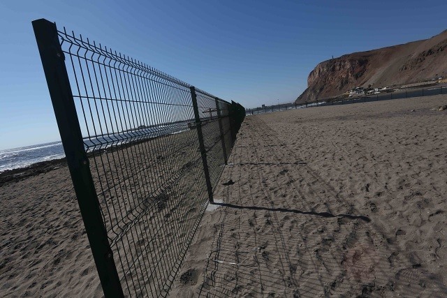 “Le voy a poner una demanda”: Mujer que restringió acceso a playa amenazó a carabinero en Papudo