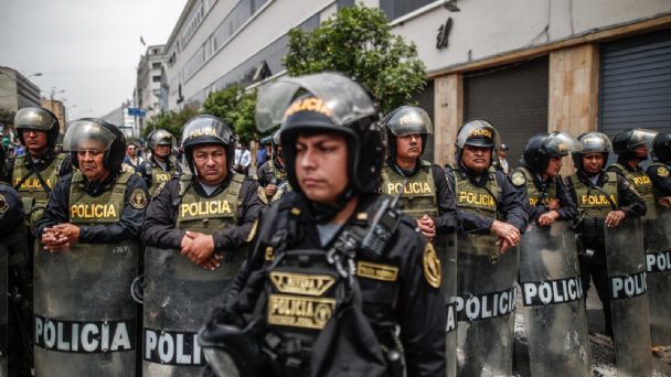 Policía de Perú justifica que la violencia en las protestas a favor de Castillo elevan “el riesgo de muerte”
