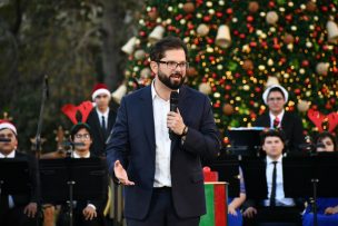 Presidente Boric participó en inauguración de encendido de luces de árbol de Navidad: 