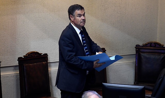 Senador Ossandón criticó indultos del Gobierno, pero remarcó que seguirá en la mesa de seguridad