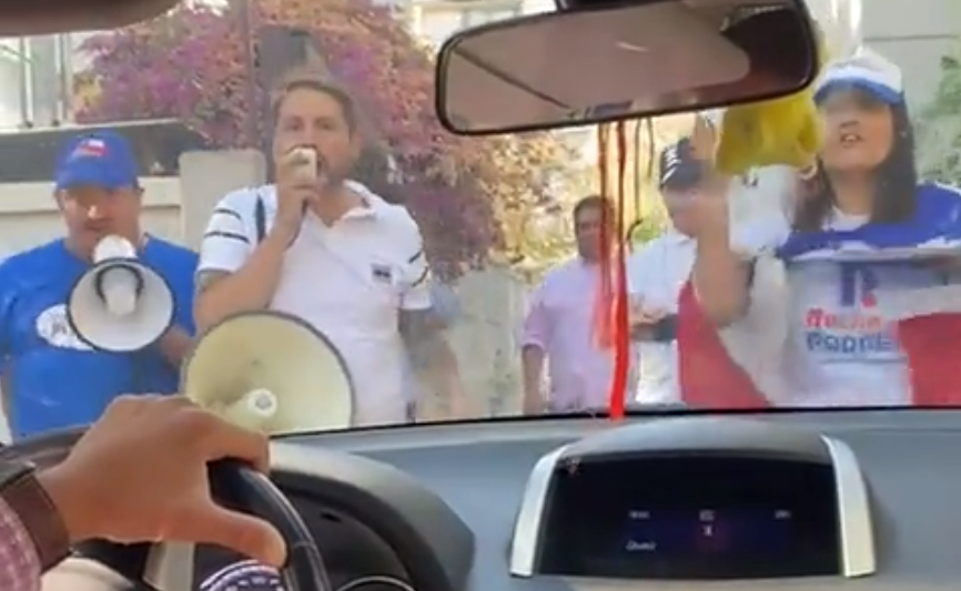 “¡Atropéllame!” y obscenos insultos: UDI difunde odiosa “funa” del Team Patriota