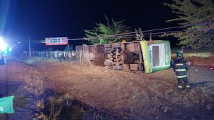 Bus interurbano con 56 pasajeros volcó a la altura de Rosario